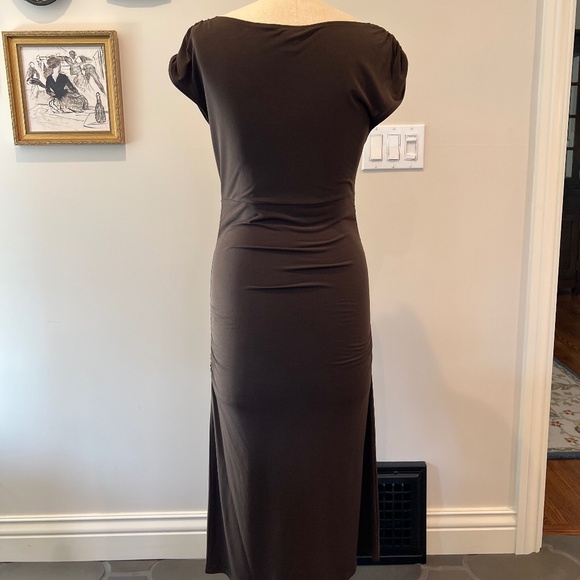 Fitting ruched long dress in brown - Picture 2 of 7